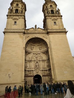 Algunos cofrades esperando la decisión sobre la Magna Procesión del Santo Entierro de Logroño en los exteriores de la Concatedral de la Redonda