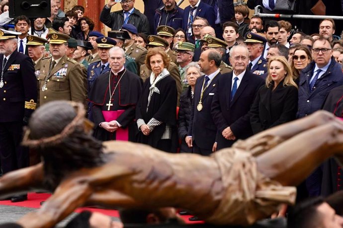 La reina Sofía preside el traslado del Cristo de la Buena Muerte en Málaga