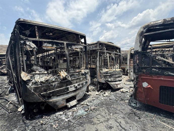 Autobuses calcinados tras el incendio en la sede de la empresa venezolana TransAragua