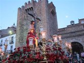 Foto: El Cristo de la Victoria y La Virgen del Buen Fin miran al cielo de Cáceres para salir este Sábado Santo