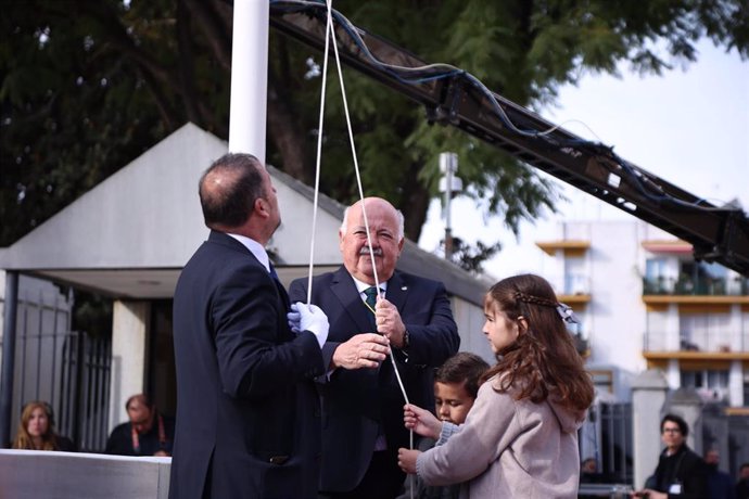 Archivo - Un ujier ayuda al izado de la bandera de Andalucía al presidente del Parlamento, Jesús Aguirre, con motivo del Día de Andalucía, en una imagen de 28 de febrero de 2023.
