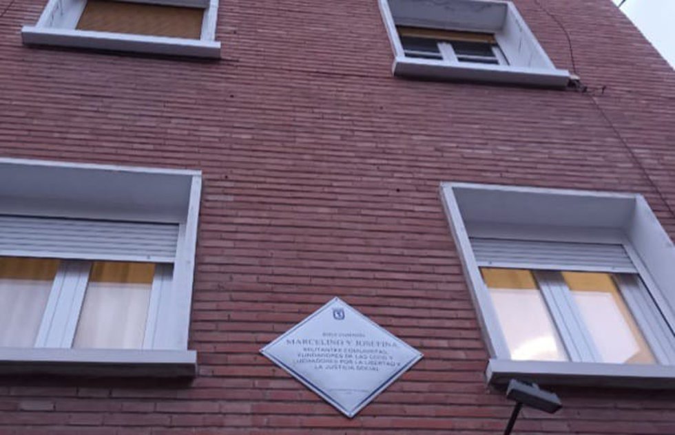 Placa del Ayuntamiento de Madrid en la vivienda que compartió el matrimonio de sindicalistas Marcelino Camacho y Josefina Samper en Carabanchel