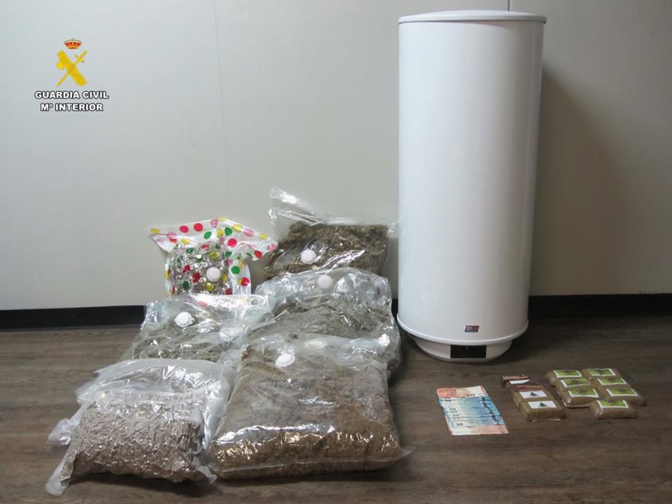 La Guardia Civil detiene a un individuo con un calentador eléctrico de agua lleno de marihuana y hachís