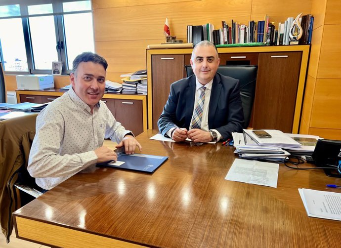 El consejero de Fomento, Roberto Media, recibe al alcalde de Valdeolea, Fernando Franco