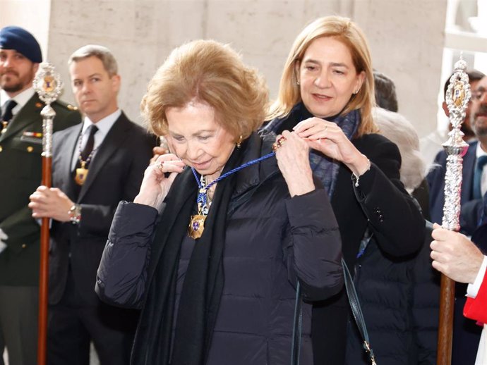 La Reina Doña Sofía y la Infanta Cristina acuden a la Procesión del Cristo de los Alabarderos