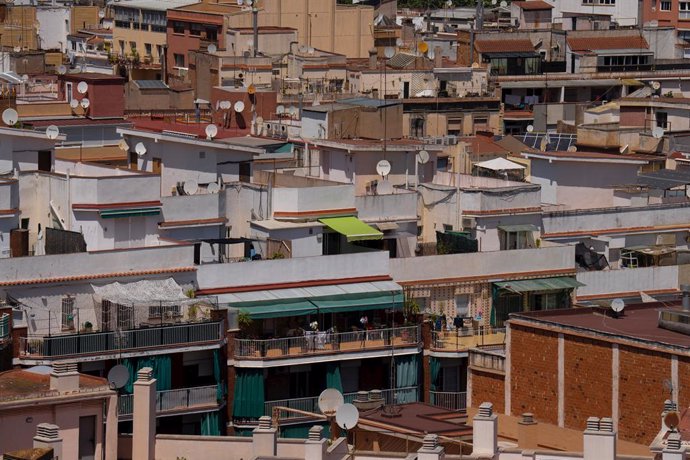 Archivo - Diversos edificis d'habitatges vists des del mirador del Poble Sec, a Barcelona