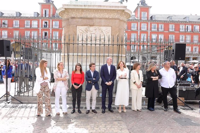 Archivo - La alcaldesa de Zaragoza, Natalia Chueca, en una tamborrada el año pasado en la plaza Mayor, junto a Jorge Azcón y José Luis Martínez-Almeida.