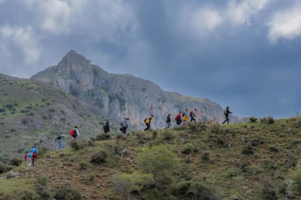 Un grupo de senderistas recorre una ruta por La Rioja