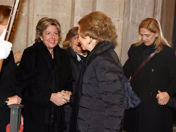 La Reina Doña Sofía, su hermana, Irene de Grecia y la infanta Cristina saludan a Simoneta Gómez Acebo durante la Procesión del Cristo de los Alabarderos