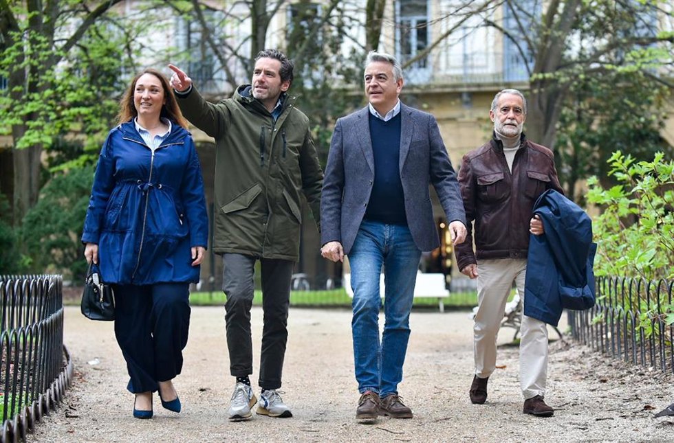 El candidato a lehendakari del PP, Javier de Andres, el vicesecretario de Cultura y porrtavoz dl PP, Borja Sémper, y la cabeza de lista por Gipuzkoa, Muriel Larrea, en un acto en la plaza Gipuzkoa, en Donostia/San Sebastian