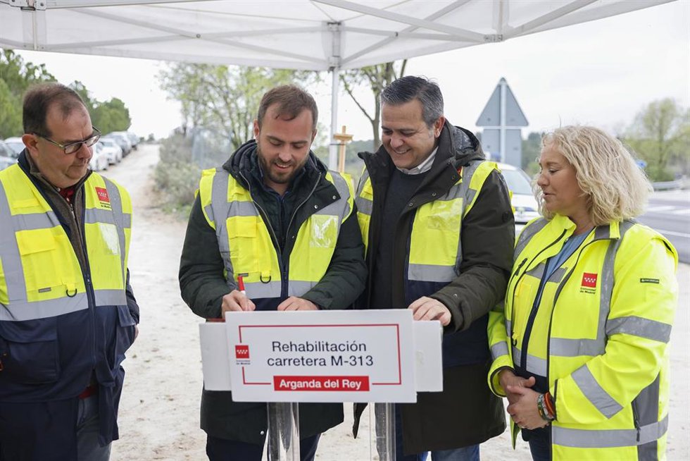 El consejero de Vivienda, Transportes e Infraestructuras, Jorge Rodrigo, y el alcalde de Arganda del Rey, Alberto Escribano, visitan la carretera M-313.