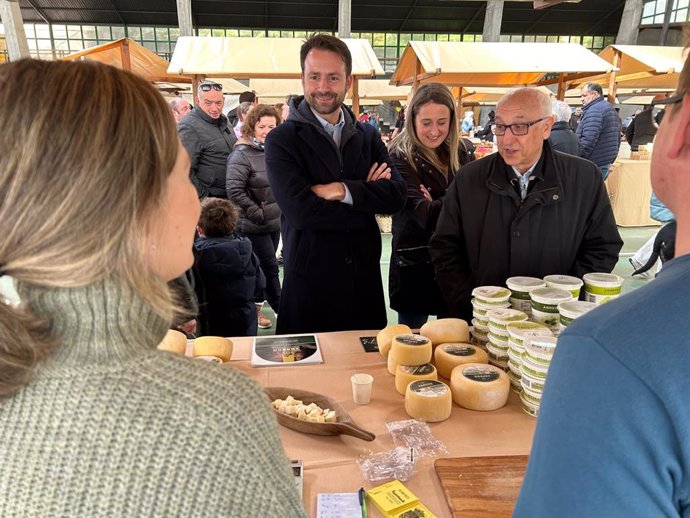 El presidente del PP, Álvaro Queipo, visita la XXVII Feria de quesos de Taramundi.