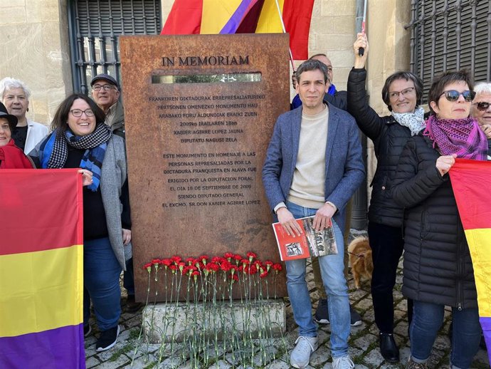 El cabeza de lista de Sumar por Álava, Jon Hernández, en un acto en recuerdo de los 16 republicanos fusilados en Azazeta en 1937, en Vitoria-Gasteiz