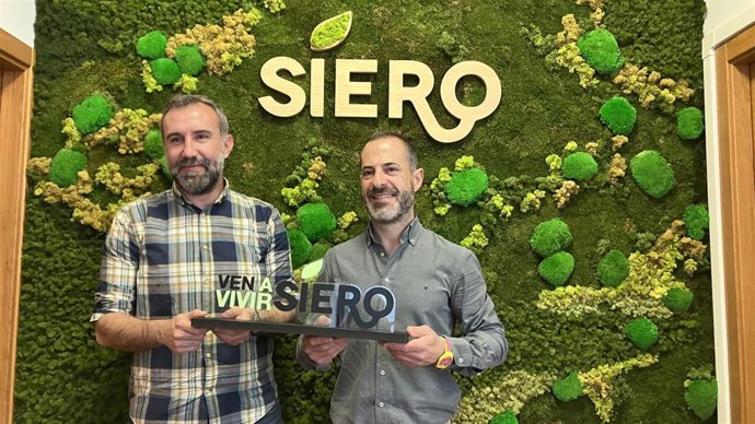 El concejal de Hacienda, Contratación, Digitalización, Organización y Régimen Interior, Alberto Pajares y el alcalde de Siero, Ángel García.