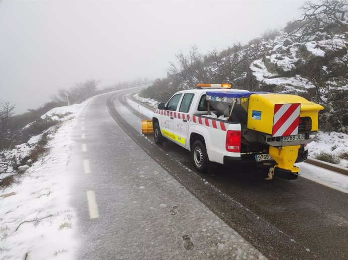 Pick-up quitanieves realiza trabajos de mantenimiento en la carretera del norte de Cáceres afectada por la borrasca 'Nelson'