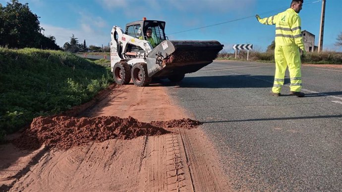 Trabajadores realizan tareas de conservación de las carreteras en la provincia de Sevilla.