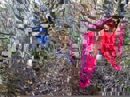 Descubren a un grupo de turistas acampados en una