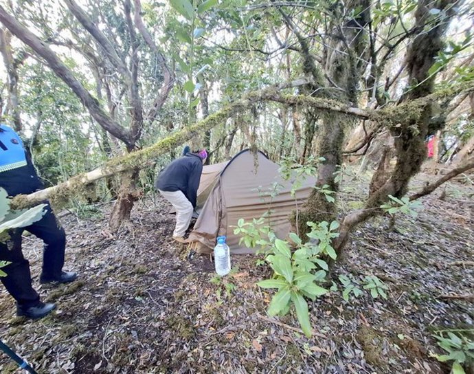 Agents of the Local Police of Santa Cruz de Tenerife have discovered during their patrols through the Anaga Rural Park a group of tourists camped inside the Pijaral Integral Reserve, a special protection area