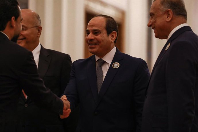 Archivo - 27 June 2021, Iraq, Baghdad: Iraqi Prime Minister Mustafa Al-Kadhimi (R) and Iraqi President Barham Salih (2nd L) receive Egyptian President Abdel Fattah Al-Sisi (C) for a meeting at the Republican Palace on the sidelines of the Iraqi-Egyptian-J