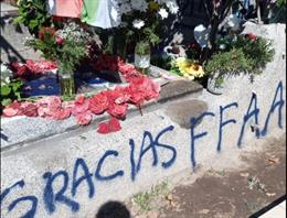 Pintadas contra el cantautor Víctor Jara en su tumba en Santiago de Chile