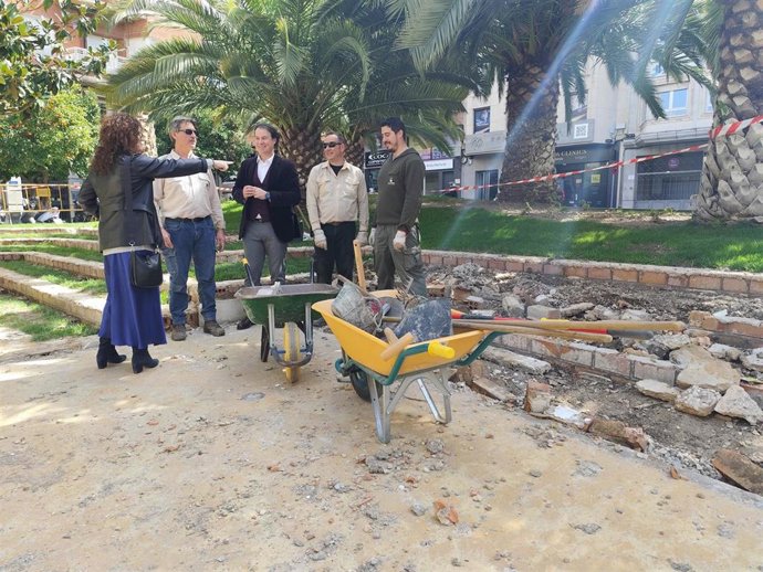 Foto de la plaza de la Libertad de Jaén con material de construcción necesario para su renovación.