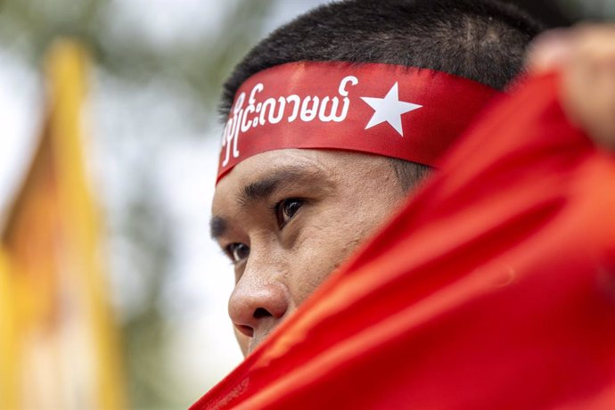 Archivo - February 1, 2024, Bangkok, Bangkok, Thailand: Over 1 thousand Myanmar nationals residing in Bangkok gathered at the United Nations complex to mark the third anniversary of the February 1, 2021 Myanmar coup.  Myanmar's soon to be sworn in  electe