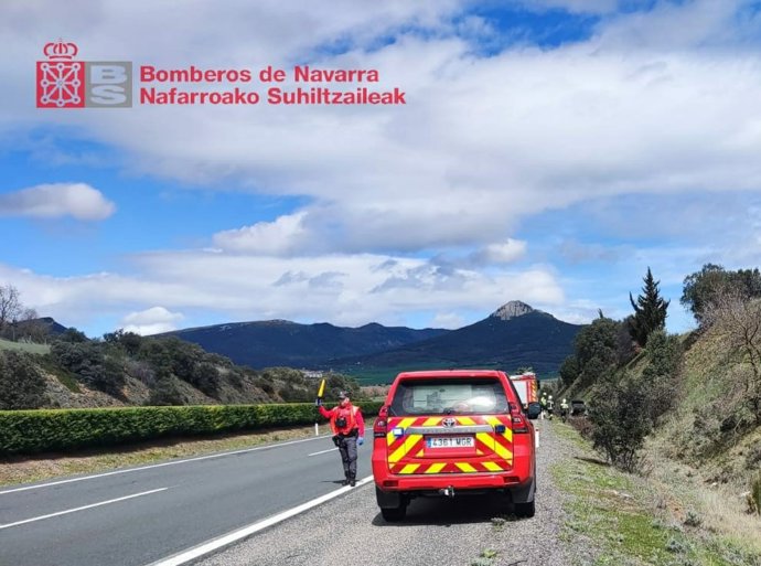 Un agente de la Policía Foral regula la circulación en el lugar del accidente.