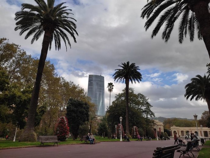 Archivo - Jornada muy nubosa en Bilbao