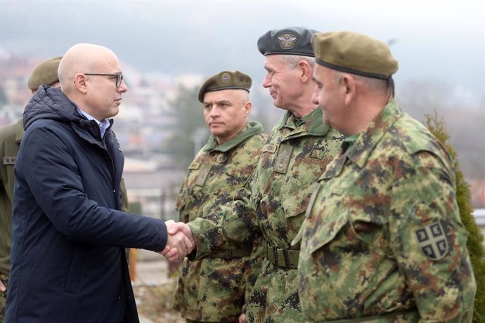 Archivo - EL ministro de Defensa de Serbia, Milos Vucevic, se traslada a la región fronteriza Raska, ante las tensiones con Kosovo