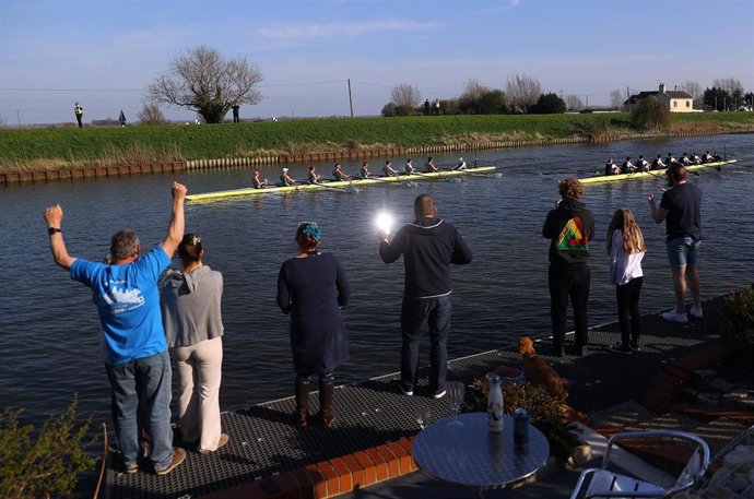 Archivo - 04 April 2021, United Kingdom, Ely: Spectators on the river bank cheer on the Oxford and Cambridge crews during the 166th Men's Boat Race on the River Great Ouse near Ely in Cambridgeshire. Photo: Julian Finney/PA Wire/dpa