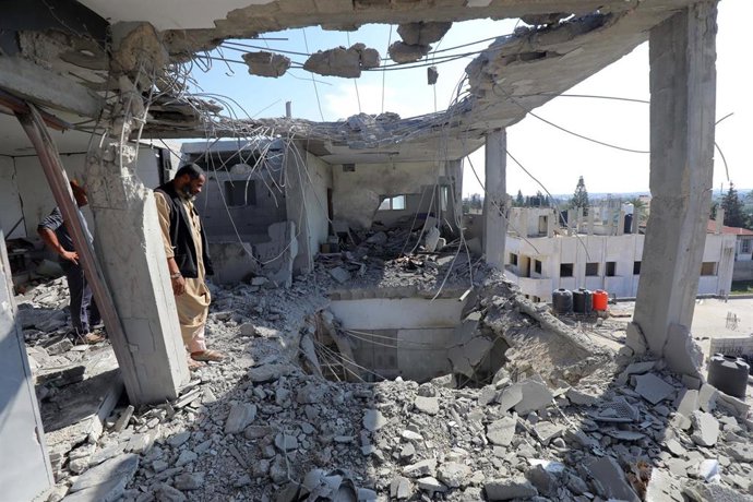 Archivo - Edificio bombardeado en la Franja de Gaza