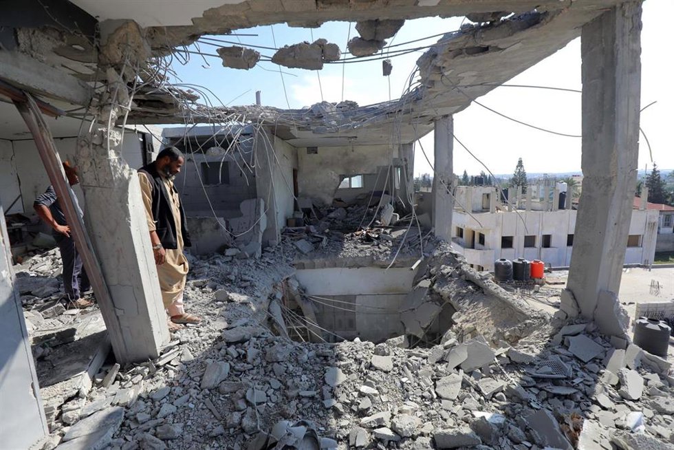 Archivo - Edificio bombardeado en la Franja de Gaza