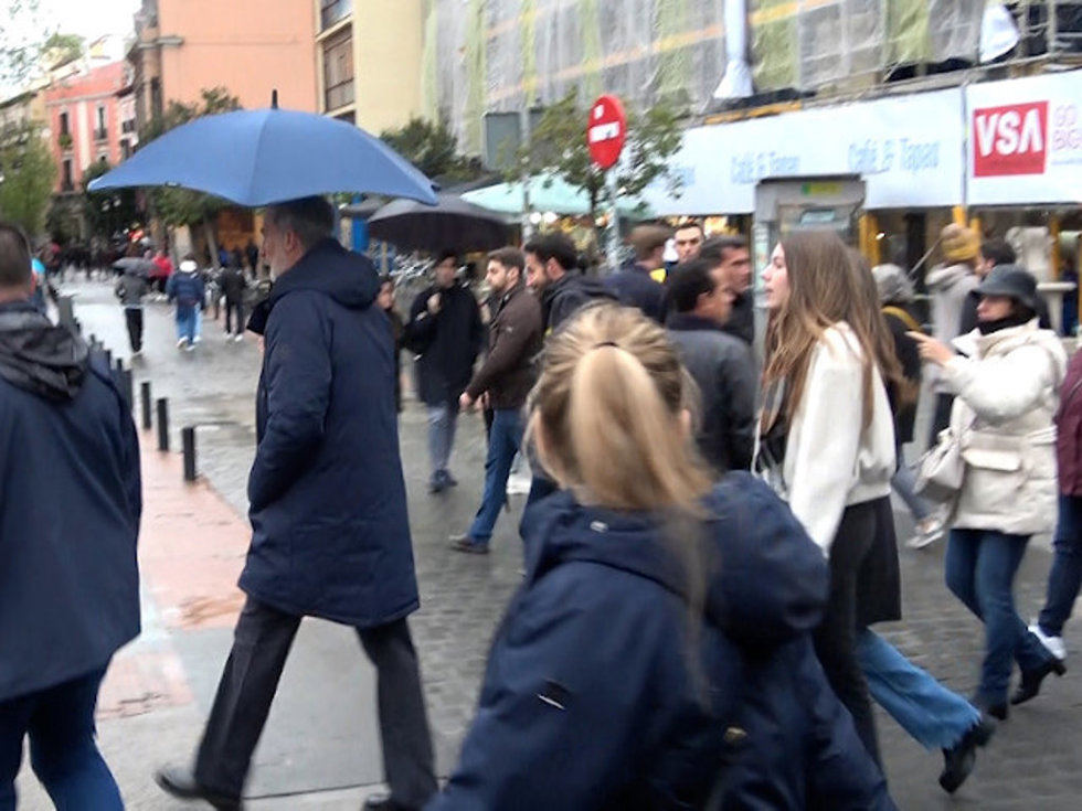 El Rey Felipe VI, la Princesa Leonor y la Infanta Sofía caminando por Madrid.