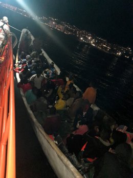 La salvamar Macondo rescata a 50 migrantes que iban a bordo de un cayuco cerca de Gran Canaria