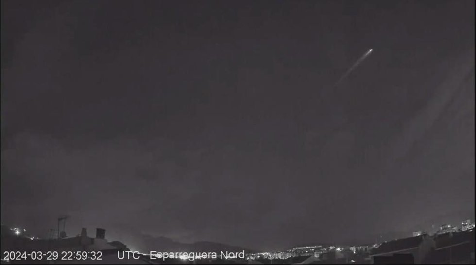 Un bólido artificial sobrevuela Catalunya durante la noche de este sábado.