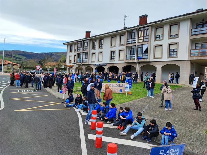 Vecinos se concentran este sábado ante el Ayuntamiento de Corvera de Toranzo por la gestión de agua de sus manantiales