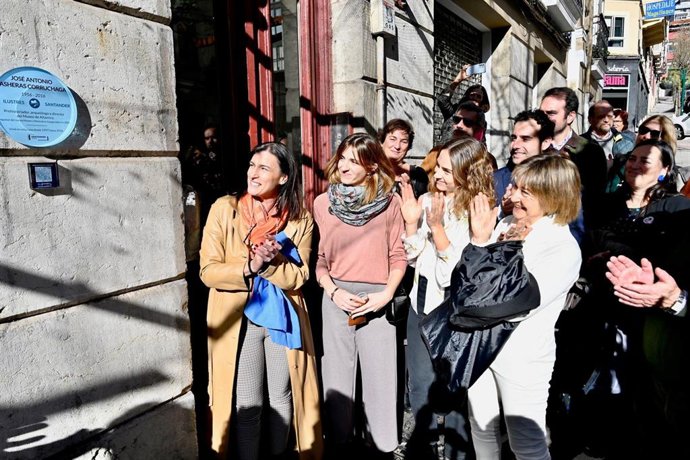 Archivo - Santander descubre la placa en la Ruta de Ilustres al impulsor del Museo Altamira, José Antonio Lasheras 