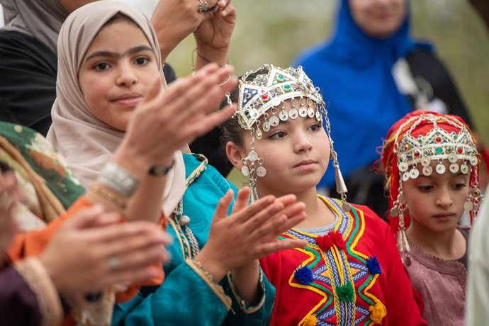 Archivo - Young girls wearing a traditional head ornament are pictured during a visit to a saffron production site in Tassousfi Taroudant Province of the Souss-Massa-Drâa region of Morocco, during a working visit of the Belgian Development Minister on Sun