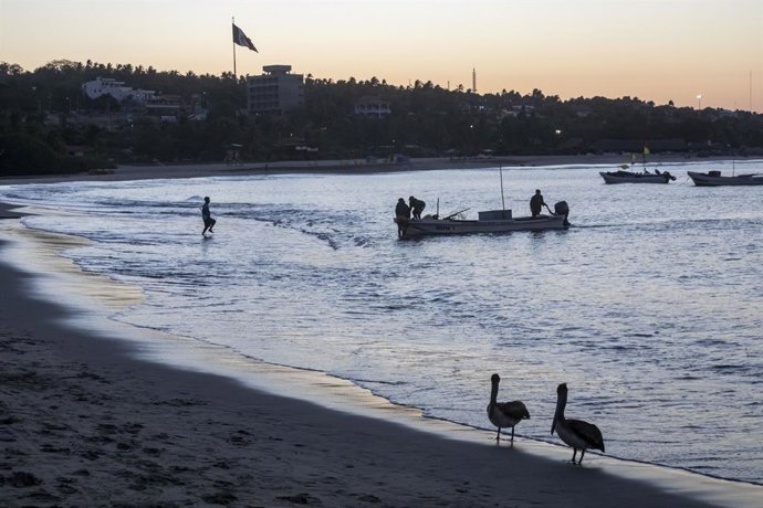 Archivo - February 4, 2020, Puerto Escondido, Oaxaca, USA: Puerto Escondido, Oaxaca, Mexico - People arrive at dawn on Puerto Escondido's main beach to buy fresly-caught fish from the crews of small fishing boats.