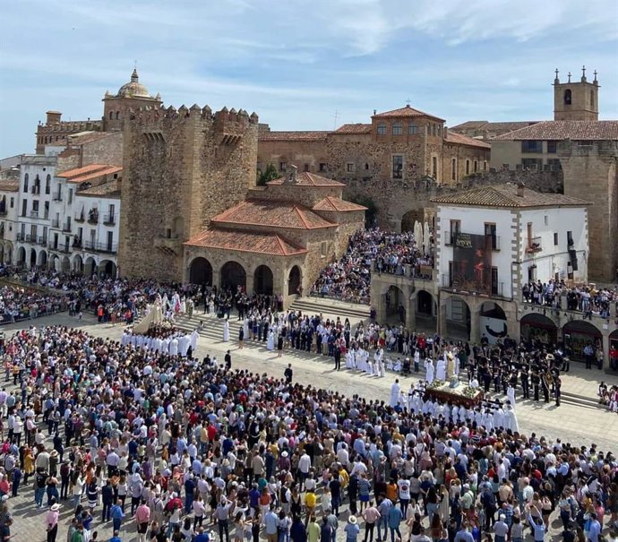Archivo - Encuentro del Cristo Resucitado y la Virgen de la Alegría en la Plaza Mayor de Cáceres en una foto de archivo