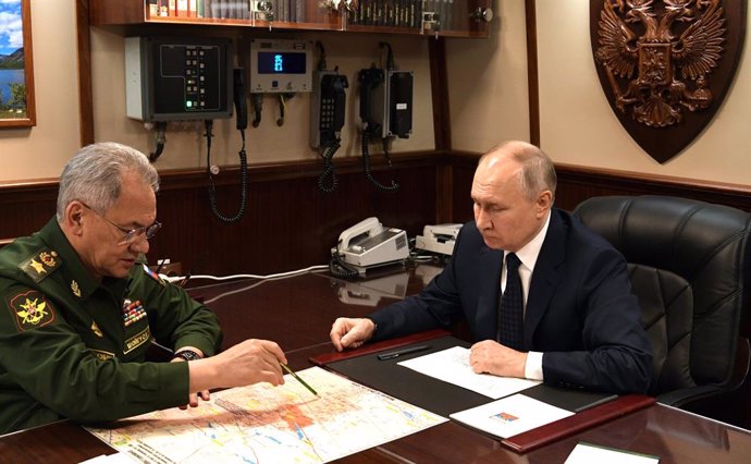 Archivo - HANDOUT - 25 December 2023, Russia, Moscow: Russian President Vladimir Putin (R) meets with Defense Minister Sergei Shoigu. Photo: Alexey Danichev/Kremlin/dpa - ATTENTION: editorial use only and only if the credit mentioned above is referenced i