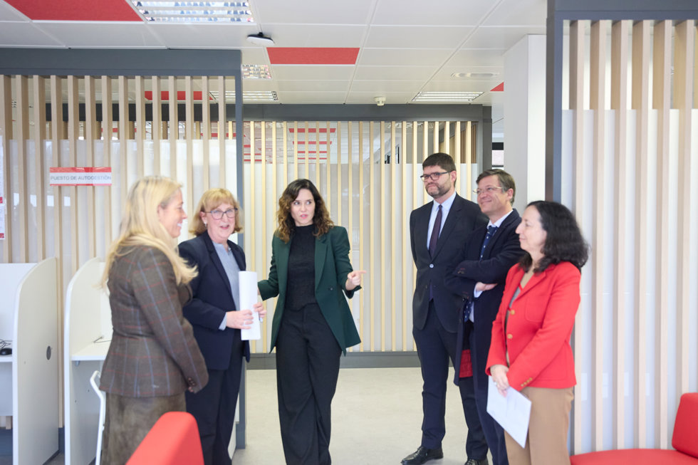 La consejera de Economía, Hacienda y Empleo de la Comunidad de Madrid, Rocío Alberty la presidenta de la Comunidad de Madrid, Isabel Díaz Ayuso, durante su visita a las nuevas instalaciones de la Oficina de Empleo de Barrio del Pilar