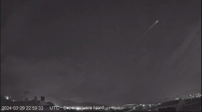 Un bólido artificial sobrevuela Catalunya durante la noche de este sábado.