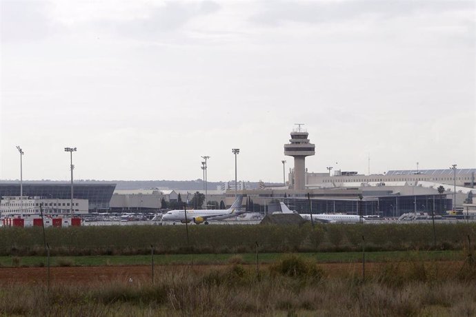 Archivo - Varios aviones en una de las pistas del aeropuerto de Palma. Archivo.