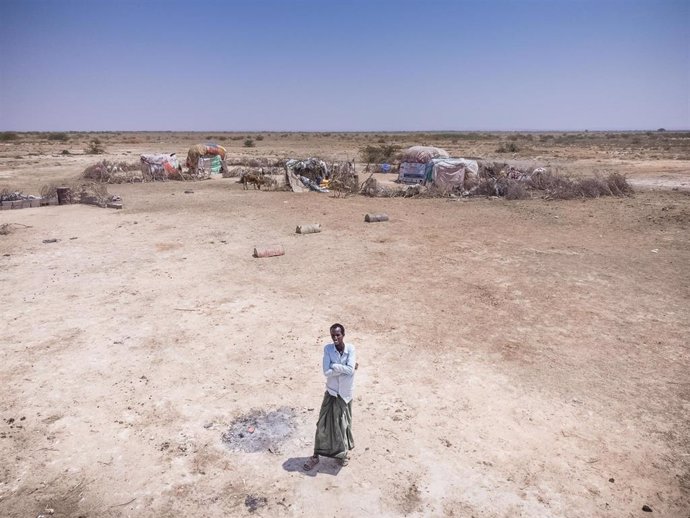 Archivo - Un pastor afectado por la sequía en la región de Puntlandia, en el norte de Somalia