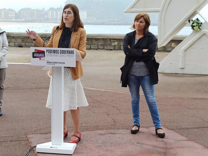 Archivo - Miren Gorrotxategi y Pilar Garrido, en un acto en Donostia