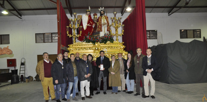 El presidente de la Diputación de Ciudad Real, Miguel Ángel Valverde, con la Hermandad del Santísimo Cristo Ecce Homo.