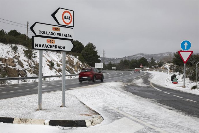 Imagen de recurso de una carretera nevada en Madrid