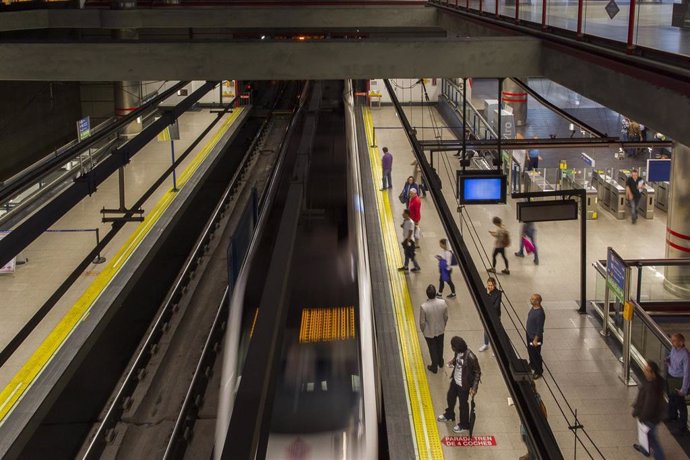 Archivo - Metro de Madrid, estación de Nuevos Ministerios, andén, tren, trenes, vías, pasajeros, turismo, turistas, viajeros, viajando, viajar