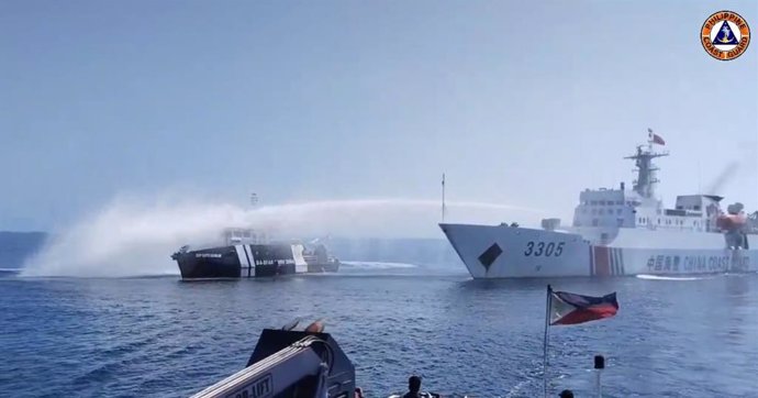 Archivo - Barco chino lanza agua contra un navío filipino